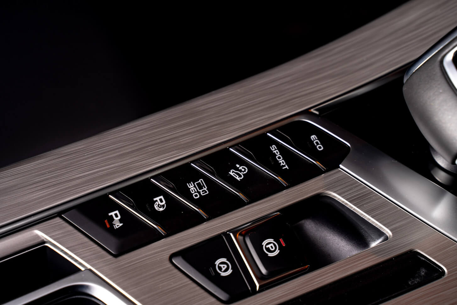 /img/cars/1637050943-interior_geely_Coolray_14.jpeg
