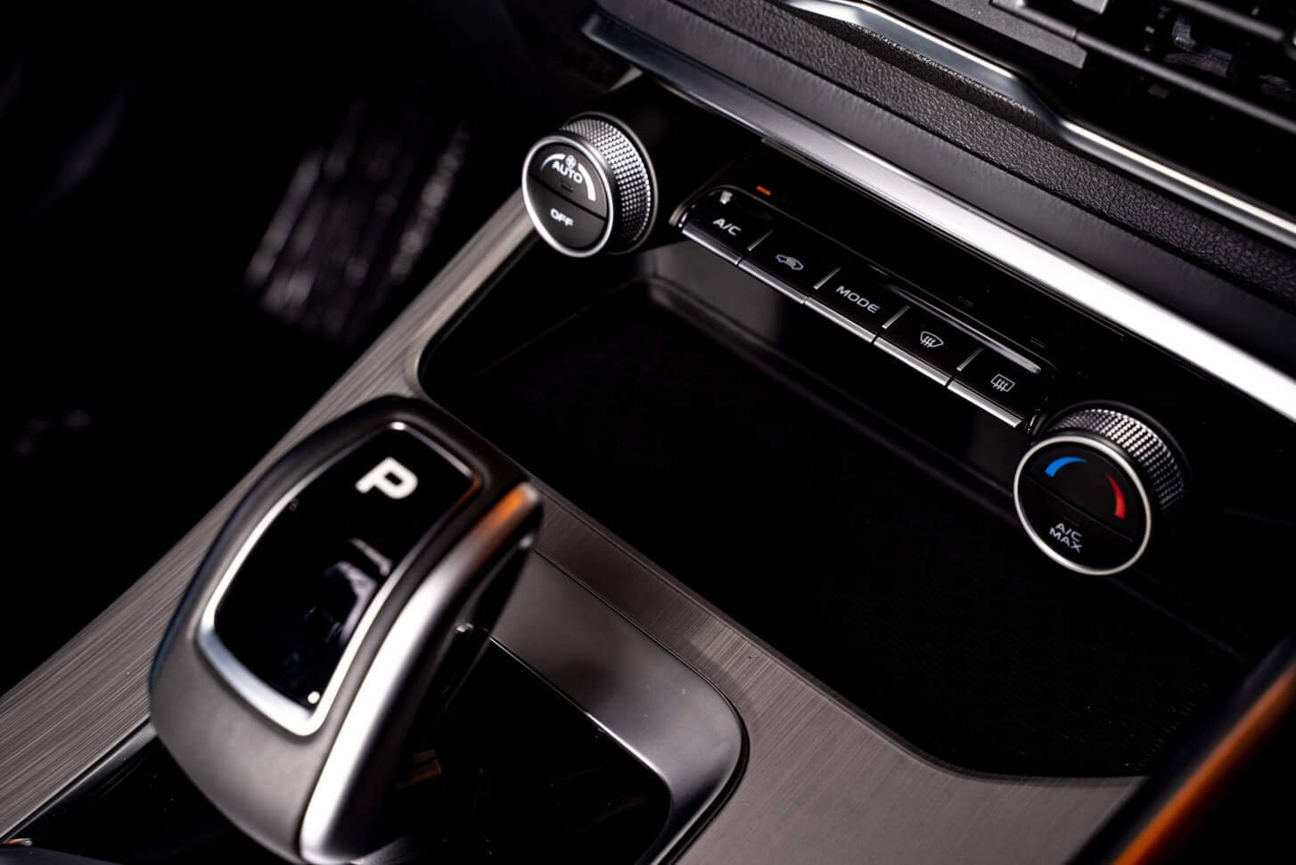 /img/cars/1637050943-interior_geely_Coolray_4.jpeg