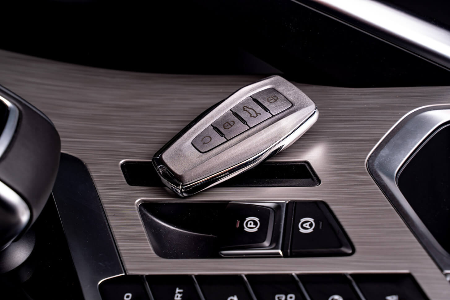 /img/cars/1637050943-interior_geely_Coolray_6.jpeg