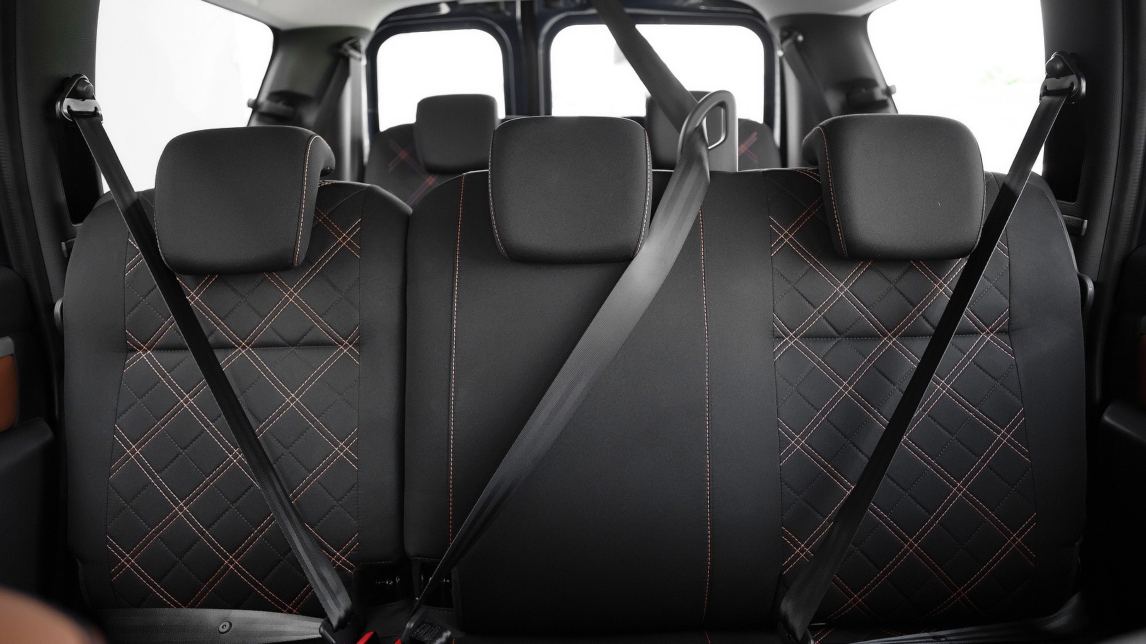 /img/cars/1637052196-interior_lada_Largus_Cross_7_mest_8.jpg