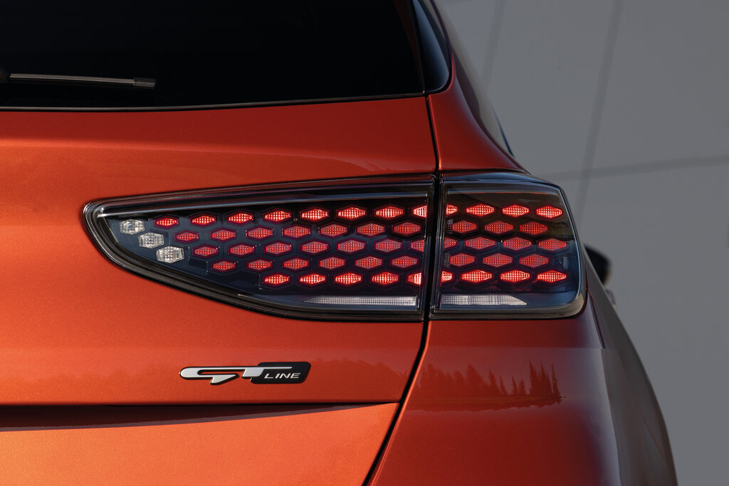 /img/cars/1667997852-kia_cee_d_1039856.jpg