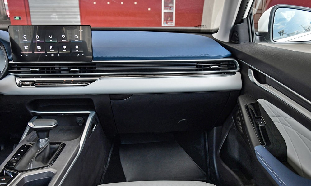 /img/cars/1690531307-emgrand-14.jpg
